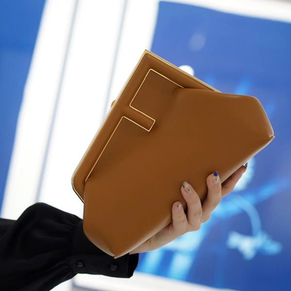 

luxury handbags and storage r09 first handbag 2021 new one shoulder messenger clip dinner bag star same dumpling bag fem