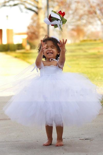 Прекрасный белый Tulle FlowerGirl платья шаблон регулируемые ремнями спагетти симпатичные принцессы бальное платье для малышей