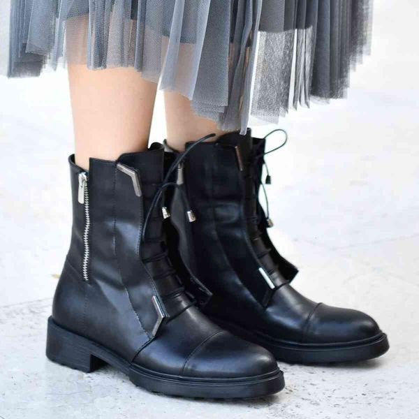 

boots hera black postal boat