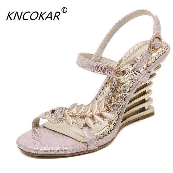 

film serpentine metal buckles a word diamond 9 cm high with alien wedge female open-toed sandals, Black