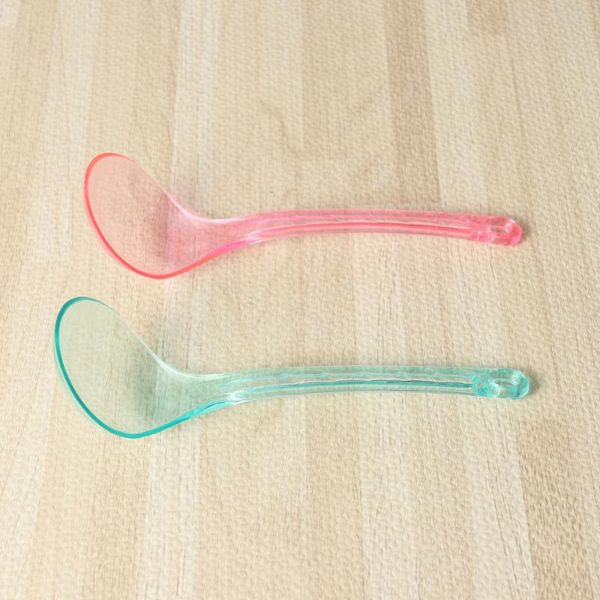 

spoons 2pcs candy color kitchen utensil ladles translucent soup ladle creative spoon (random color)