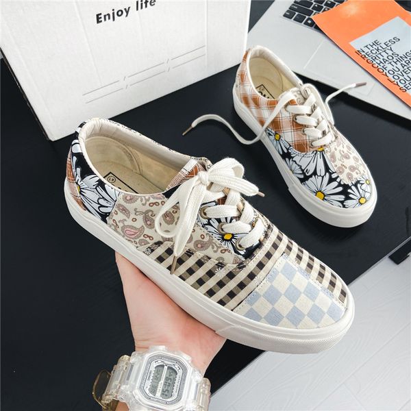 

2022 flowers graffiti canvas shoes men vulcanized sneakers fashion superstar shoes men designer canvas sneakers zapatos de lona, Red;white