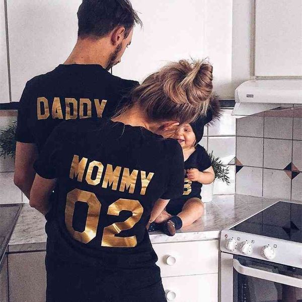 

family matching clothes sale look cotton t-shirt daddy mommy kid baby funny letter print number tees summer 210517, White