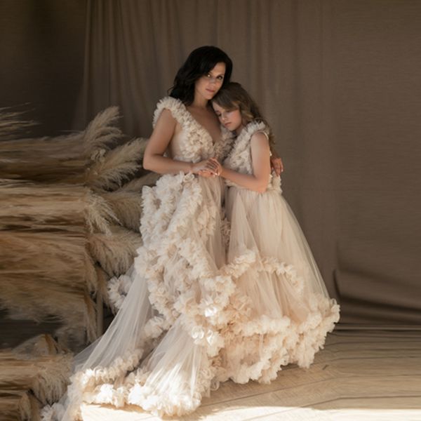 Schicke Abendkleider mit Puffärmeln und Rüschen für Mutter und Tochter, gestuft, plissiert, langes Kleid, Damen-Fotoshooting, Tüll-Umstandsroben nach Maß