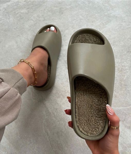 

2021 factory wholesale autumn and winter thickening couples flip-flops thick-soled household plus velvet slippers wholesale 823, Black