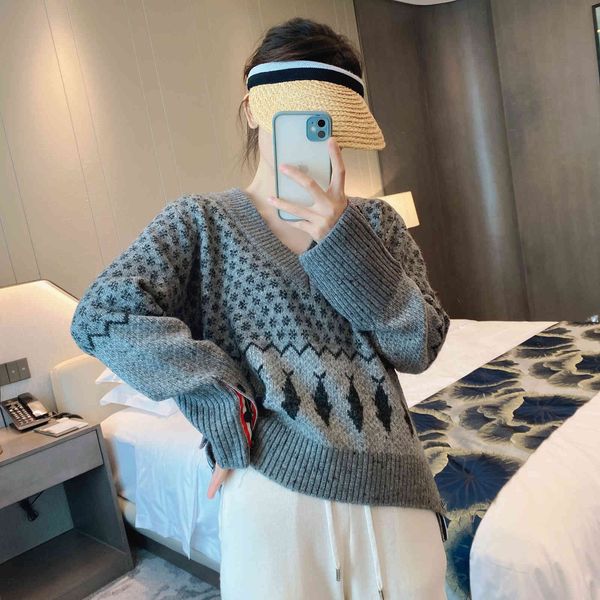 

2021 autumn winter new v-neck four bar ribbon casual knitted sweater, White;black
