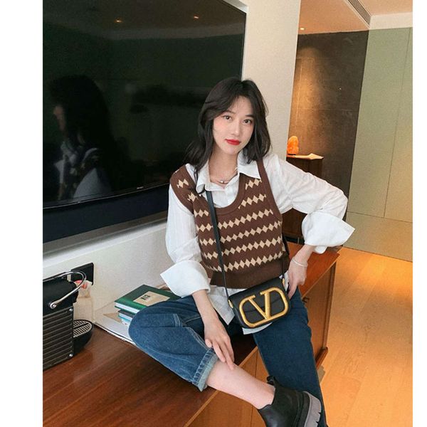 

vest for women's autumn with chic sleeveless knitted net red, White