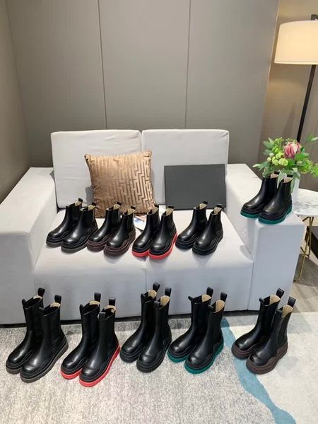

2021 designer luxury women lug flash tire boots genuine leather autumn winter knee half boot casual shoes classics roman martin, Black