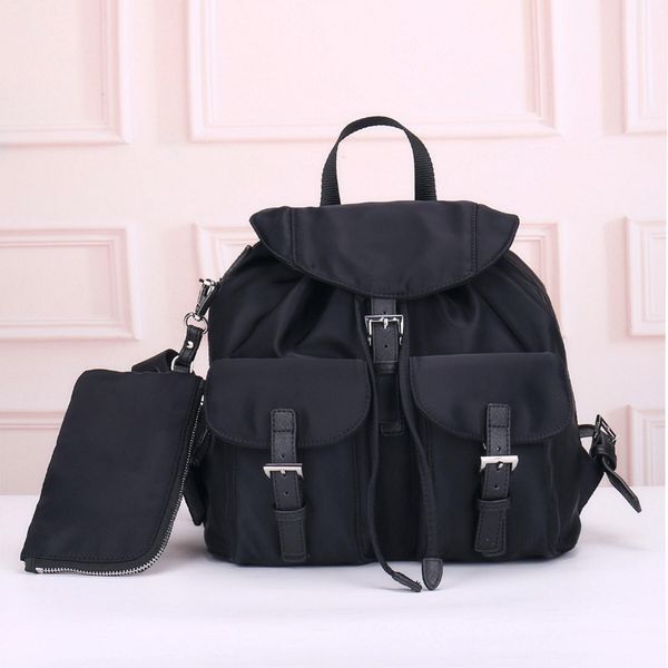 2021 Sacos de Designer Unisex Black Backpacks Designers Schoolbag Médio Moda Nylon Bucket Bag Outdo Ar Livro Viagem Back Packs com Letras Triângulo