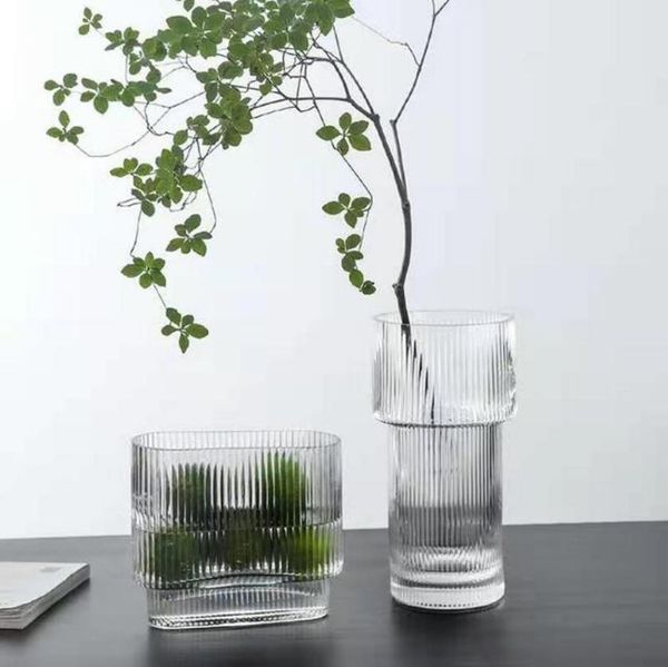 Вертикальный шаблон горелки прозрачные стеклянные вазы орнамент мягкие цветы расположение пьяный деревянный цветок ваза