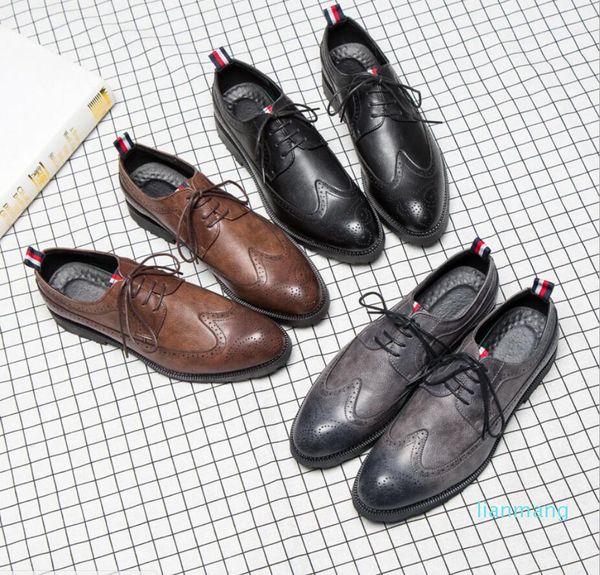 Designer di marca-Scarpe casual da uomo a punta di ala in pelle nera abito da sposa formale derby oxfords scarpe piatte scarpe brogues marrone chiaro per uomo