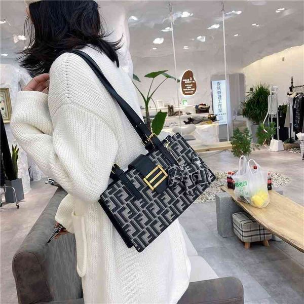 

2022 factory wholesale handbag direct korean female spring and autumn versatile small square red armpit