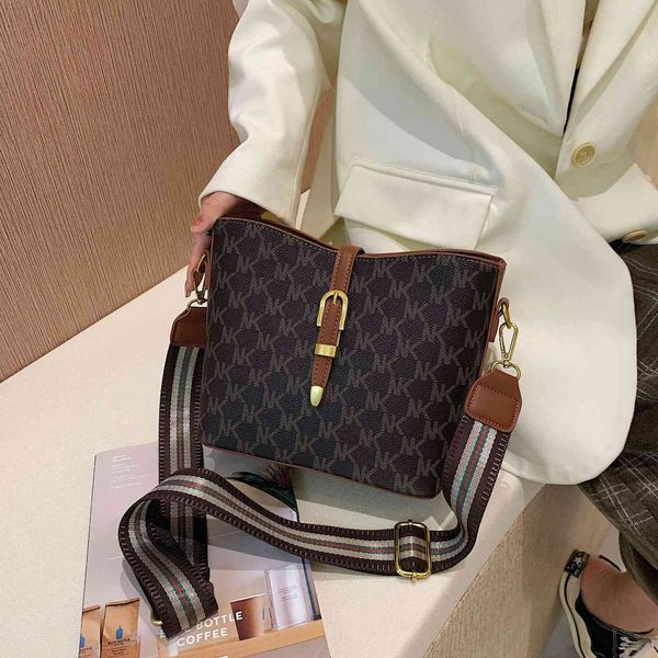 

outlet online 70% off sale zhuojing fire bag 2021 autumn and winter new large contrast color bucket net red messenger bag fashion old flower