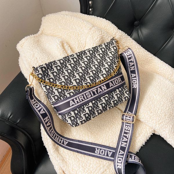 

2021 new crossbody versatile high capacity korean women's chain bucket one shoulder hand bag