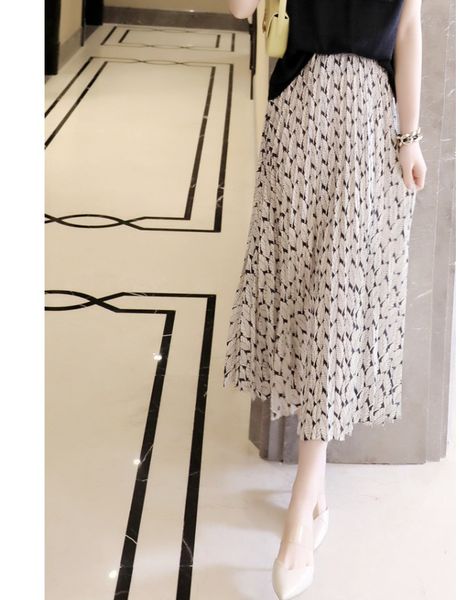 

skirts romantic fairy temperament, beautiful leaf flower print, elastic waist, elegant and drooping feeling, pleated skirt, summer, Black
