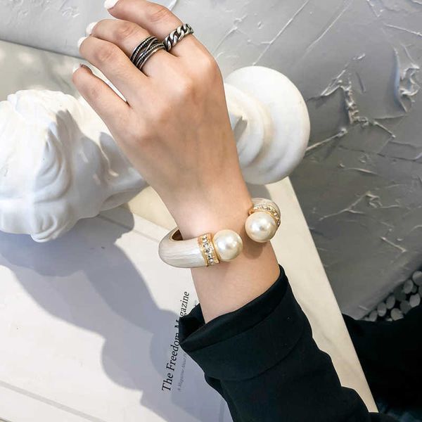 

fashion vintage pearl fritillaria drop glaze semi-closed travel commemorative birthday party ladies bracelet q0719, Black