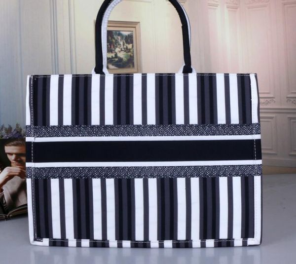 

1ladies new messenger bag hand canvas shoulder dustproof pad, packaging