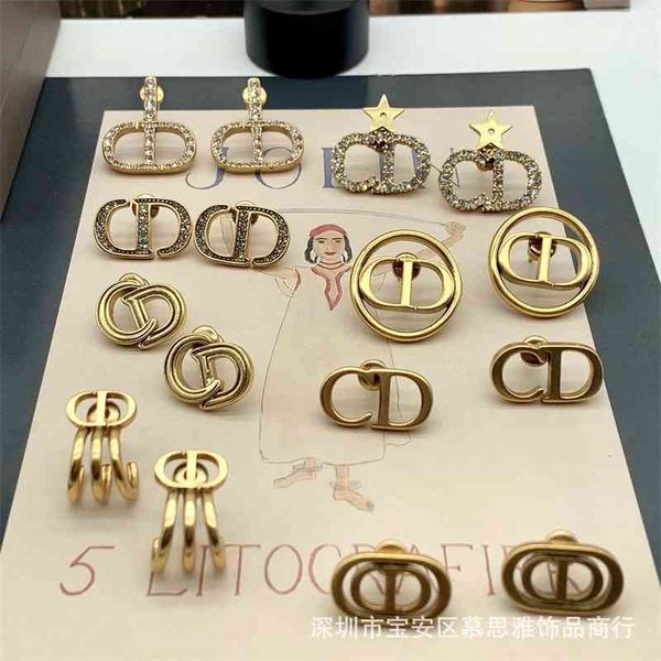 

2021 new designer family earrings, letters, diamond inlaid, small, fashionable and elegant, Golden