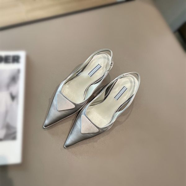 

point-toed sandals are in fashion, Black