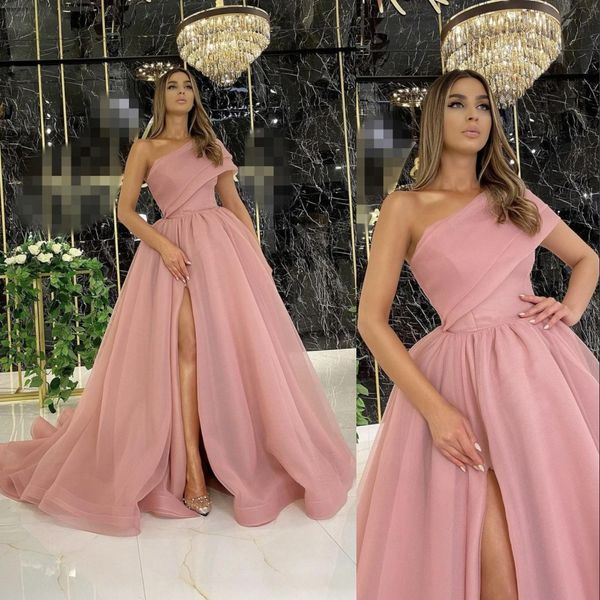 2021 Sexy Rouge-Rosa-Organza-Abendkleider mit Flügelärmeln, One-Shoulder-Ballkleid, seitlicher Schlitz, Dubai, Arabisch, Naher Osten, besondere Anlässe, Abendkleider, Sweep-Zug