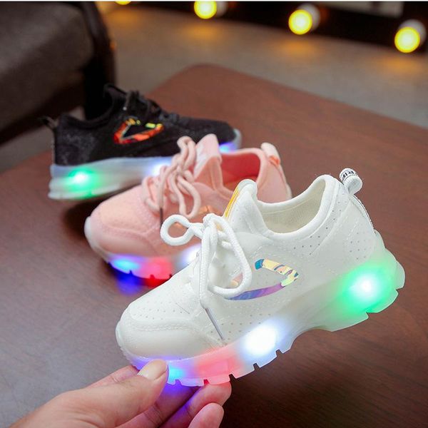 Sapatilhas iluminam as sapatas da cesta de tênis da menina do menino Sapatos respiráveis ​​da malha das crianças Tipsetoes luminosos da criança