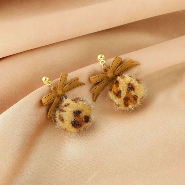 

fashion earrings personalized earrings simple temperament plush women