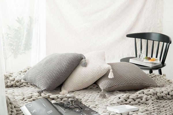 

pillow 100% cotton breathable and thick tassel that can be used in all seasons