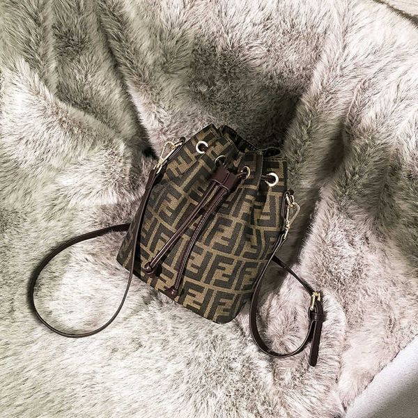 

2021 new medieval bucket bag women's single shoulder messenger bag crossbody bag ysj