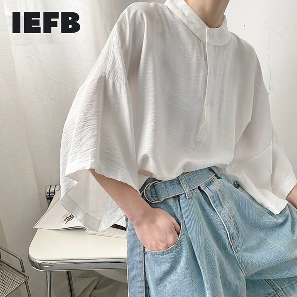 Tops IEFB Stand Collar Manga Curta Solta Cor Sólida Tecido Brilhante Verão Branco Camisas Masculinas Vestuário Oversized 210524