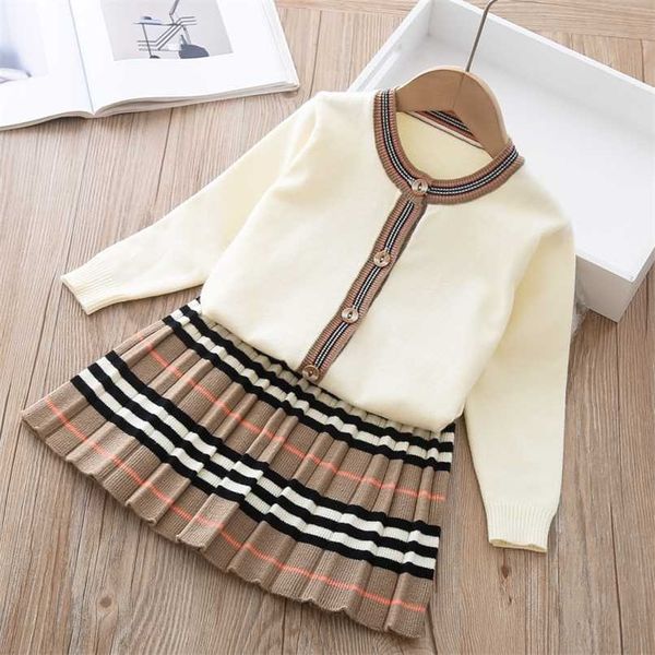 Baby Girl Winter Khaki Set di vestiti Autunno Kids Fashion O-Collo Cardigan Gonna a pieghe a righe 2 pezzi 3-7Y Abbigliamento per bambini 211021