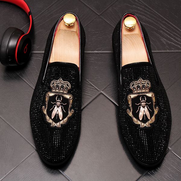 Neue Luxus Gold Crown Spikes Flache Lederschuhe Strass Mode Männer Stickerei Loafer Kleid Schuhe Rauchen Slipper Casual 38-44