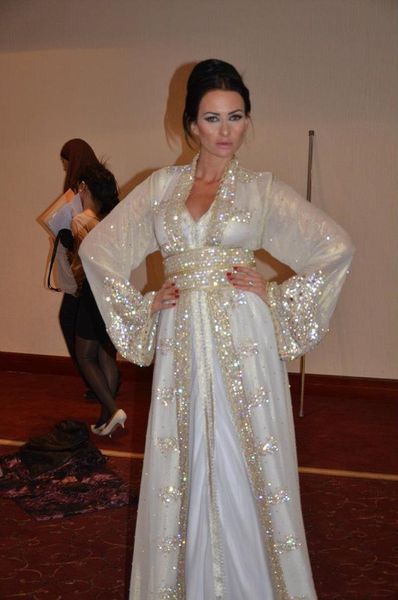 Müslüman Dubai Kaftan Örgün Abiye 2022 Dantel V Boyun Uzun Kollu Beyaz Kristal Sequins Boncuklu Bling Sparkle Arapça Sashes Balo Parti Abiye Ünlü Elbise