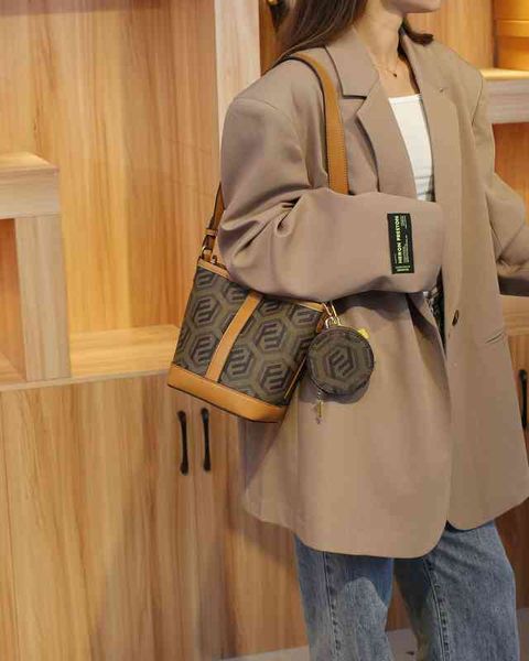 

60% off high sense niche large capacity splicing bucket women's spring versatile new fashion messenger bag