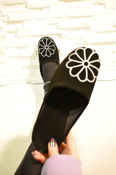 

slippers women black floral pattern