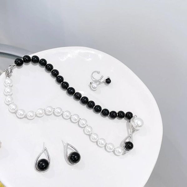 

pendant necklaces aomu fashion black white imitation pearl short necklace smooth irregular geometric beaded clavicle chain for women gifts j, Silver