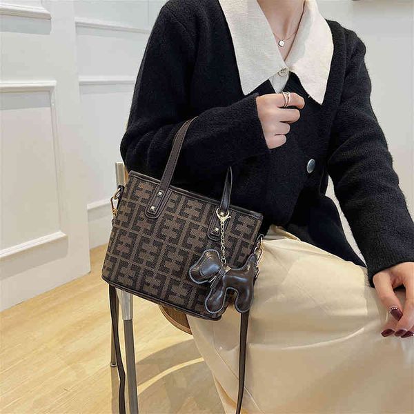 

2022 factory wholesale new versatile winter popular lattice fashion women's net red old flower bear shoulder bag
