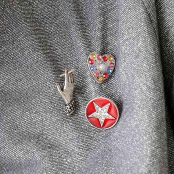 

20 pcs/ lot whole metal hand heart brooch pin, Gray