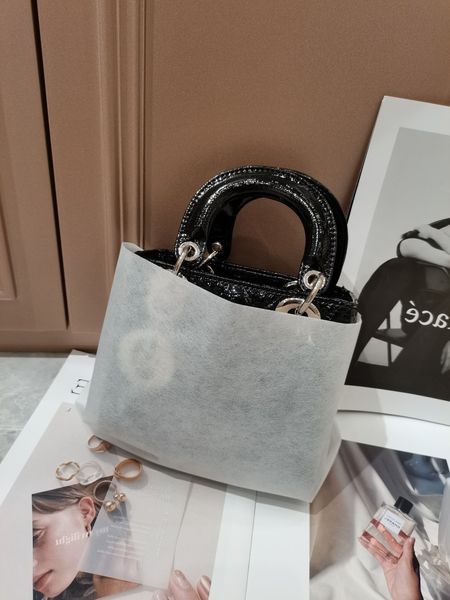 

wind imitation embroidered thread dai fei bag pu smooth material lacquer leather portable one shoulder messenger is popular and