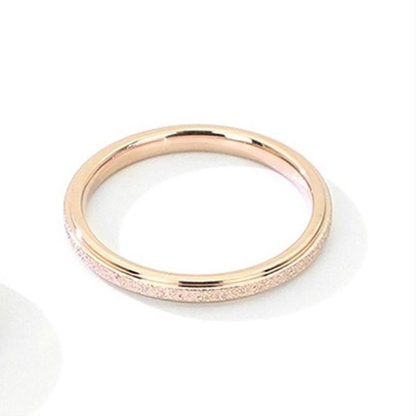 Cluster-Ringe Der neueste einfache Damen-Basic-Frosted-Titan-Stahl plattiert 18 Karat Roségold dünner breiter Zeigefingerring weiblicher Schwanz