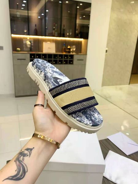 

dway slide 2021 luxury designer flat sandals slippers with embroidered lucky symbol fashion classic toile de jouy reverse italy leather a2, Black