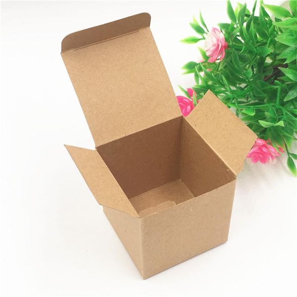 Embrulho de presentes 30pcs/lote vintage mini cubo kraft boxes para armazenamento de contêineres de feijão de doces de noivado com strings por atacado