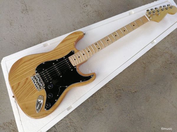 Chitarra elettrica con corpo in frassino color legno naturale con battipenna nero, manico in acero, hardware cromato, fornisce servizi personalizzati