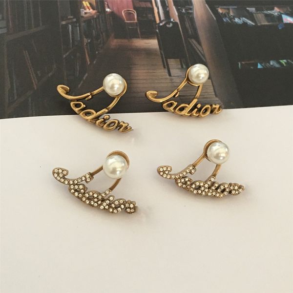

charm d classic fan-shaped letter pearl earrings made of old brass material fashion simple, Golden