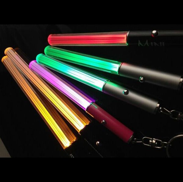 Forniture per feste all'ingrosso LED Torcia elettrica Stick Portachiavi Mini torcia Portachiavi in alluminio Portachiavi Penna a incandescenza durevole Bacchetta magica Bastoncini Spada laser SN2248