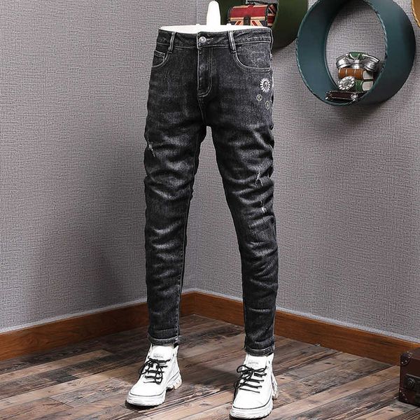 Europäische straße mode männer jeans schwarze farbe elastische slim gerissene stickerei designer koreanische stil lässige Denimhose