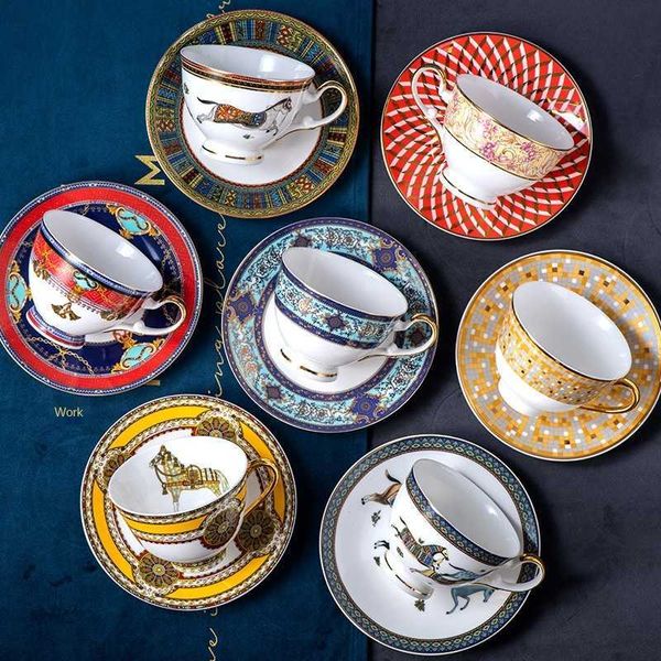 Tazze da caffè Tazza Royal Bone China Travel Art Pittura Tazze creative in ceramica Set cucchiaio Regalo europeo di lusso Tazas Cucina Decor213Y