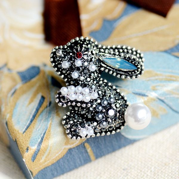 

factory wholesale fashion cute little rabbit pearl brooch versatile cardigan anti light pin women's scarf buckle accessories hea/rtsch/