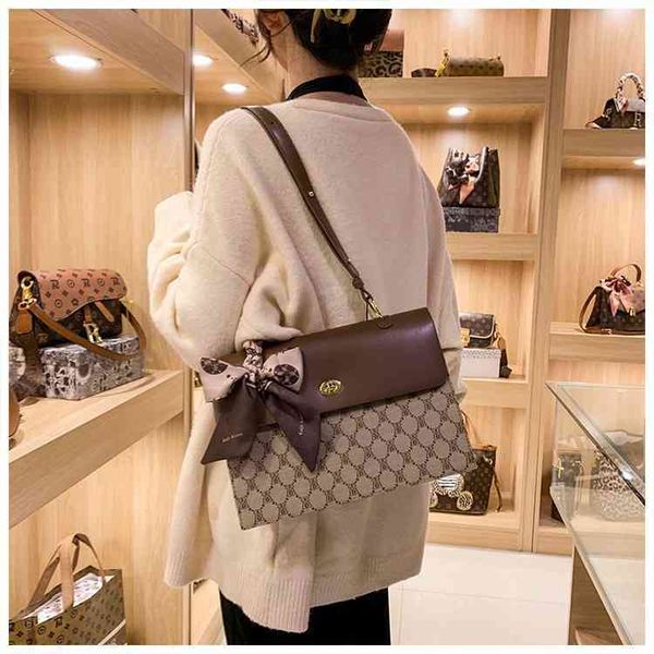 

fashion texture armpit shoulder large capacity print female postman messenger