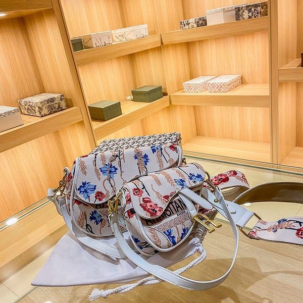 

2021 women's bag fashion canvas printed single shoulder saddle net red texture wide belt messenger women