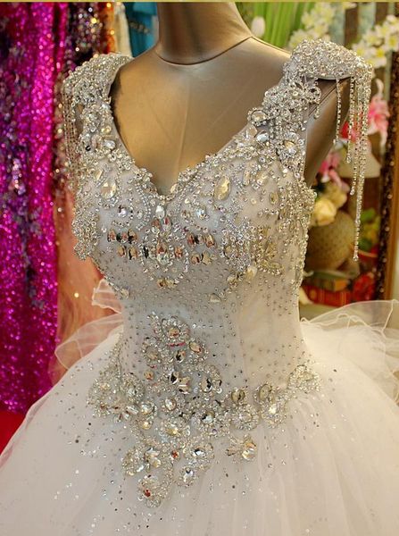 Abiti da sposa rossi di lusso 2022 Abito di sfera con scollo a V Pietre di cristallo in rilievo Abiti da cerimonia da sposa lunghi sexy Abiti da Mariage